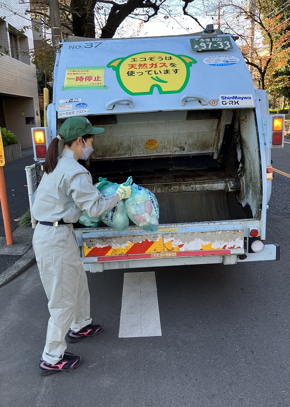 燃えるごみを市職員が収集している様子の写真