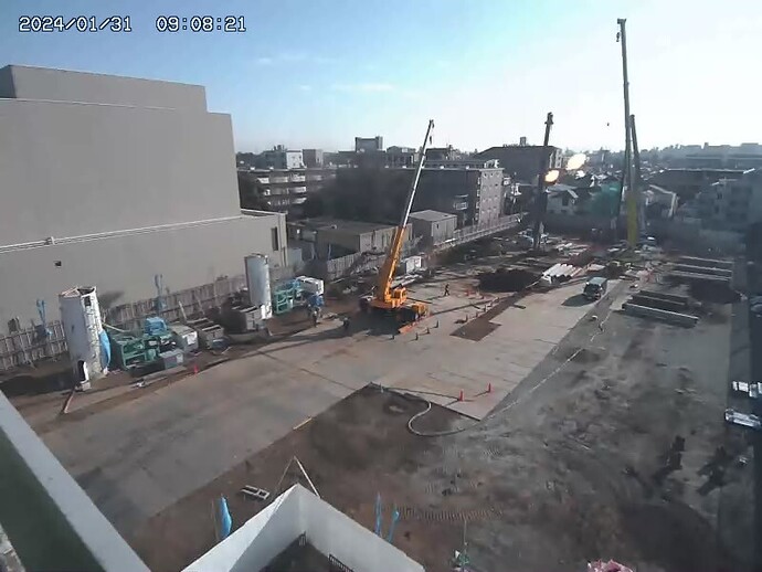 工事現場の定点カメラにて、現場に3台の工事車両が入って作業しています。