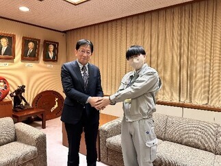 市長と職員の様子