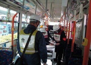 写真: 吉祥寺駅周辺帰宅困難者対策訓練の現地対策本部（バス車内）で、参加者が訓練をしている