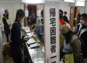 写真: 吉祥寺駅周辺帰宅困難者対策訓練の一時滞在施設で、参加者が受付の訓練をする