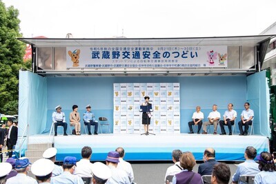 昨年度の武蔵野交通安全のつどいの様子 (武蔵野警察署内で開催)の写真