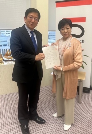 写真：小池百合子東京都知事（右）に要望書を手渡す小美濃安弘市長（左）