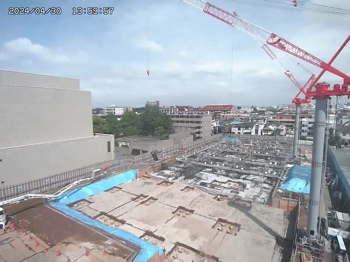 写真:現場にて基礎工事を行っています。