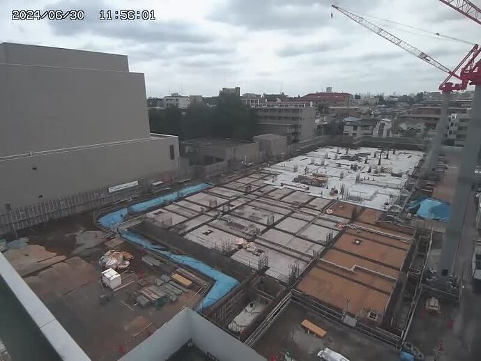 写真：現場にて躯体工事を行っています。