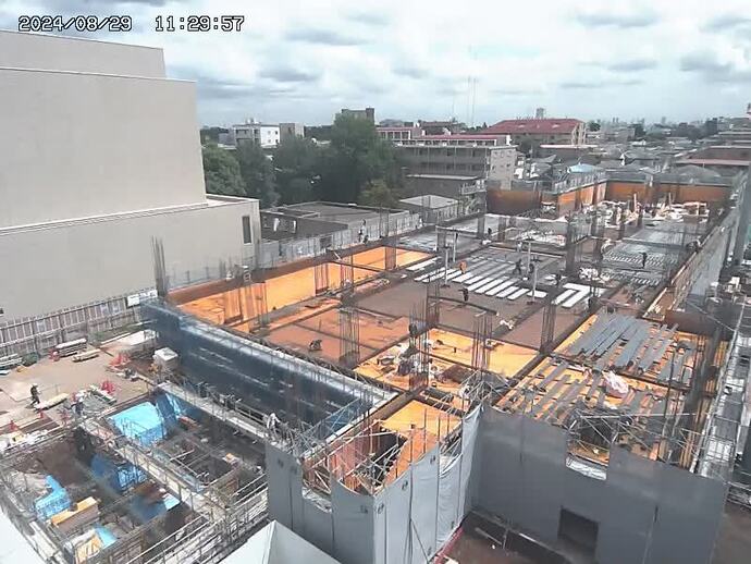 写真:現場にて躯体工事を行っています。