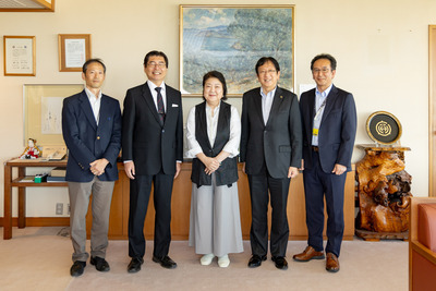 画像:8月1日木曜日武蔵野地域自由大学学長委嘱状交付式の様子