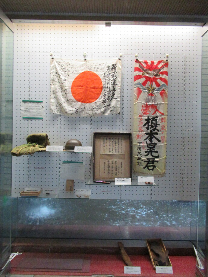 戦争関連資料の展示の様子