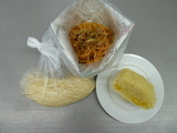 パスタと蒸しパンの写真