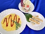 オムライス、ぎょうざ、サラダの写真