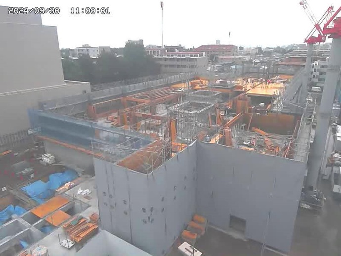 写真:現場にて躯体工事を行っています。