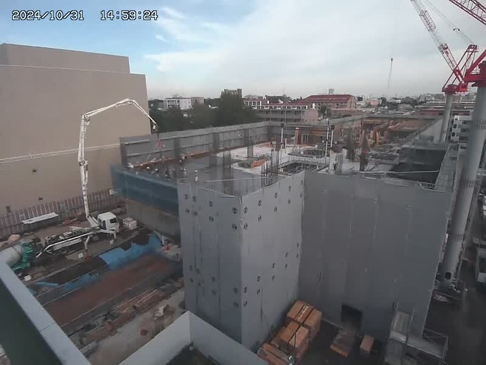 写真:現場にて躯体工事を行っています。