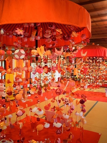 吊るし飾り「傘福（紅花染）」写真
