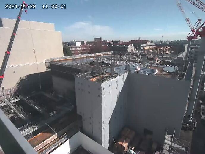 写真:現場にて躯体工事を行っています。