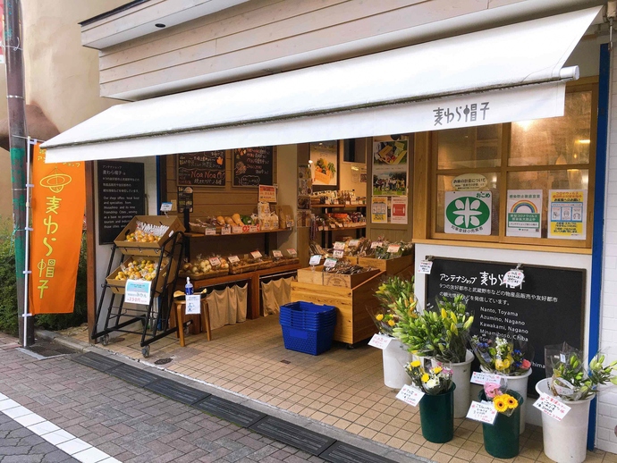 アンテナショップ麦わら帽子の店頭の写真