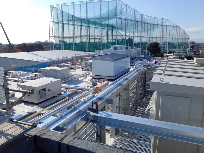 写真: 校舎棟の屋根に機材が設置されています。