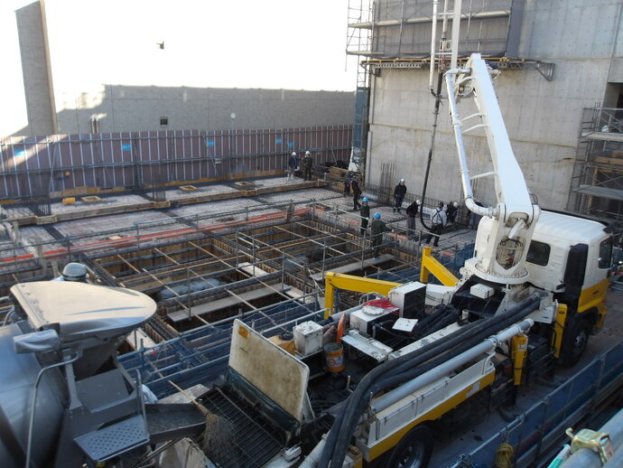 写真:体育館棟基礎部分のコンクリート打設作業を行っていました。