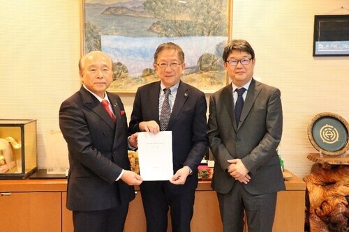 高橋勇会長(左)、森雄一会長代理(右)から小美濃市長(中央)に答申の様子