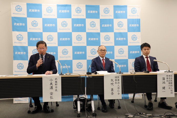 合同記者会見の様子