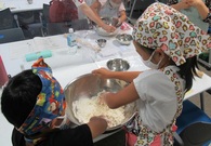 うどんを作っている子ども