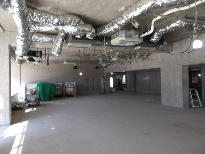 写真: 校舎棟屋上階部分の配筋型枠作業を行っていました。