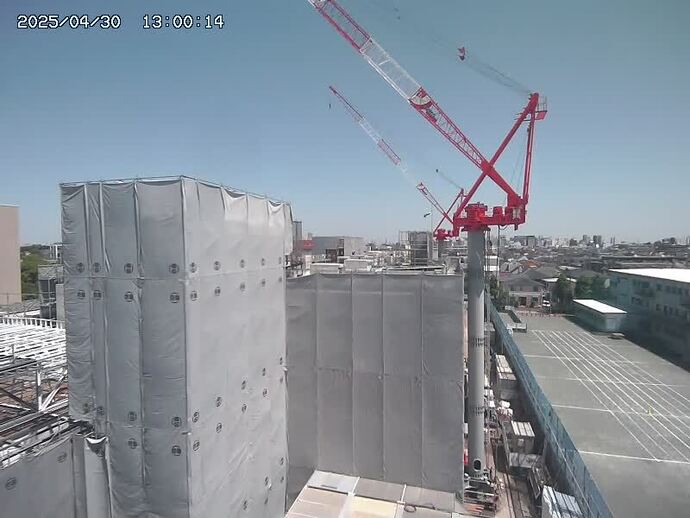 写真:現場にて躯体工事を行っています。