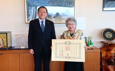 5月2日 金曜日叙勲受章者土屋美恵子氏来訪・旭日双光章(地方自治功労)の写真