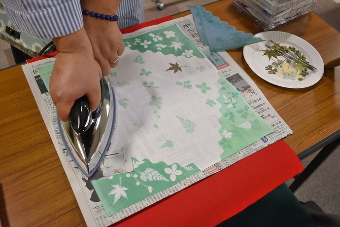 自然の恵みを活かす！山の幸染めハンカチづくりの様子