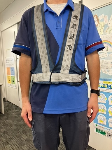 武蔵野市と書かれたベストを着用している写真