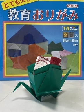 とても大きな折り紙と折り鶴の画像