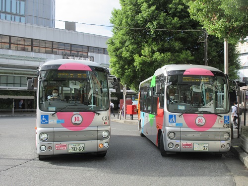 30周年ヘッドマークを付けたムーバスが2台並んだ写真