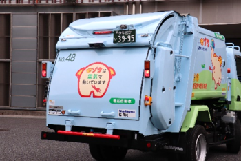 写真:EVごみ収集車(後方)