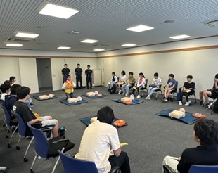 リーダー救急法の実習の様子
