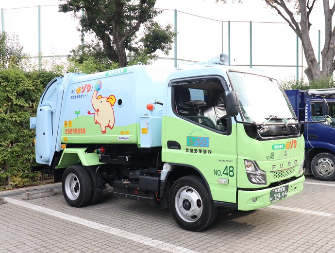 EVごみ収集車の全体の写真