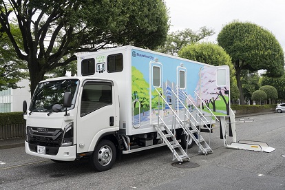 トイレトラック助手席側(電動車いすリフターが下りた状態)