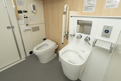 多機能トイレ個室内の画像