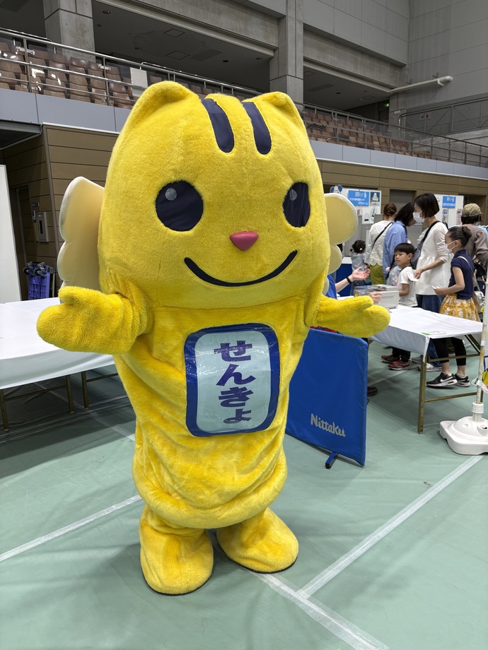 写真：投票所に登場しためいすいくんの様子