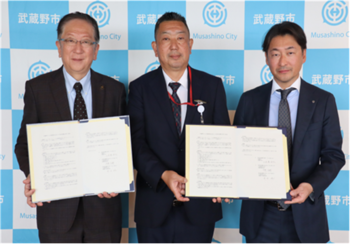 写真：調印式での様子