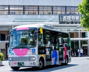 吉祥寺駅前を走るムーバスの写真