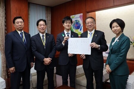 写真：左から順番に、長友貴樹調布市長、河村孝三鷹市長、鈴木憲和農林水産大臣、小美濃安弘武蔵野市長、福田かおる衆議院議員