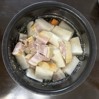 写真：炊飯器に材料と調味料と水を入れた様子