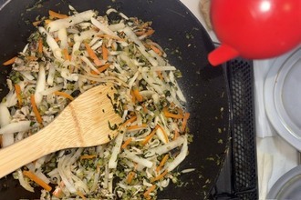 写真：味付けをする様子