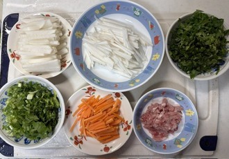写真：千切りした材料 だいこん、かぶ、葉茎、にんじん、豚こま肉
