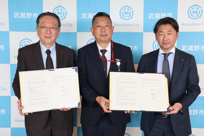 調印式の様子（左から小美濃市長、武蔵野郵便局 片野局長、武蔵野中町郵便局 平沼局長）