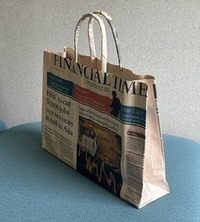 写真：英字新聞で作る手提げ袋