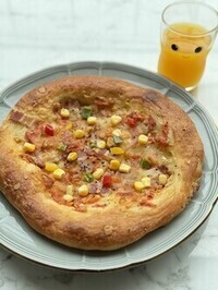 写真:夏野菜が使われた地産地消ピザ