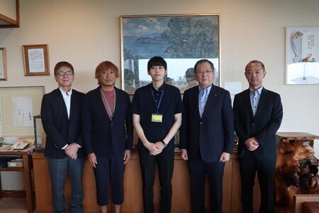 写真：派遣職員と市長、副市長