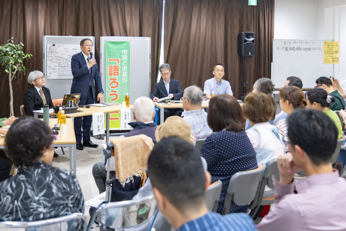 写真:第7回市民と市長の「語ろう会」の様子、市長