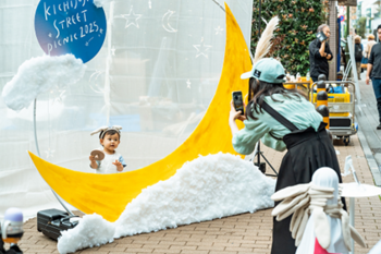 昨年のKICHIJOJI STREET PICNIC 2025のフォトスポットで撮影する親子の様子