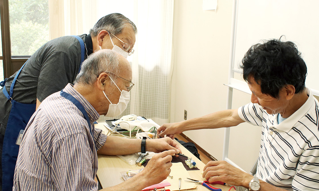 おもちゃの直った時の笑顔が見たくて。